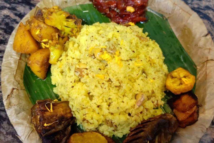 সবজি দিয়ে ভুনা খিচুড়িও বানাতে পারেন। তেমনই বানাতে পারেন পোলাও। মন চাইলে ফ্রাইড রাইস, আলুর দম, পায়েস, মিষ্টি’ও ভোগ হিসাবে নিবেদন করতে পারেন। খিচুড়ি ভোগ মায়ের খুব প্রিয়। 