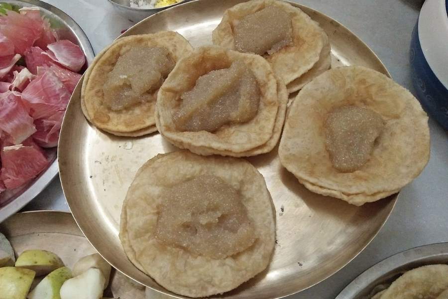 অনেক বাড়িতেই চালের ভোগের রীতি নেই। সেই সব বাড়িতে লুচি, সুজি, শিমুই, ডালিয়া, বাঁধাকপি বা ফুলকপি দিয়ে নানা পদ হয়। ফলমূ্ল, সন্দেশ, নাড়ু ইত্যাদি ভোগ হিসেবে নিবেদন করা হয়।