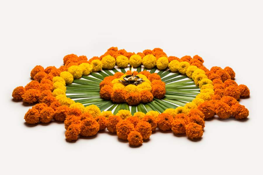 ফুল দিয়েই বানান আলপনা।