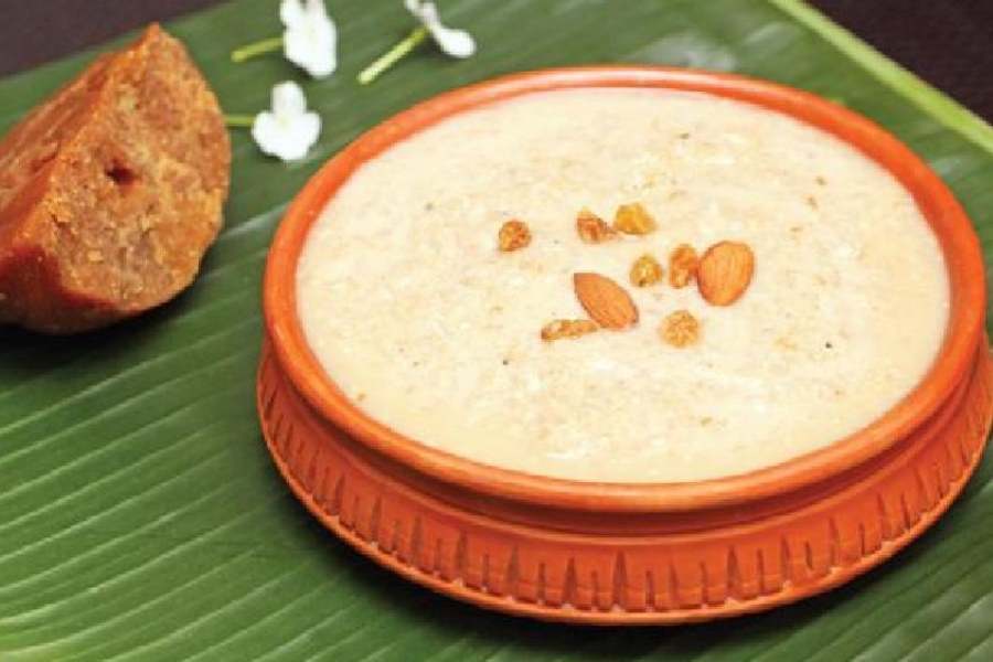 চালের পায়েস তো আছেই। এ ছাড়া ছানার পায়েস কিংবা খেঁজুর গুঁড়ের পায়েস বানাতে পারেন। ফলের পায়েসও মন্দ হবে না।