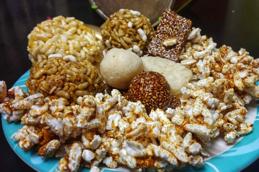 নাড়ু-মুড়ি-মুড়কি দেওয়া কিন্তু আবশ্যক। মায়ের ভোগের জন্য নিজের হাতে বানিয়ে ফেলুন নাড়ু।  তিল বা নারকেল দিয়ে নাড়ু বানাতে পারেন কিংবা বানাতে পারেন চিনির নাড়ু। এর সঙ্গে ভোগে দিন মুড়ি-মুড়কি।  নারকেলের নানা মিষ্টিও বানাতে পারেন।