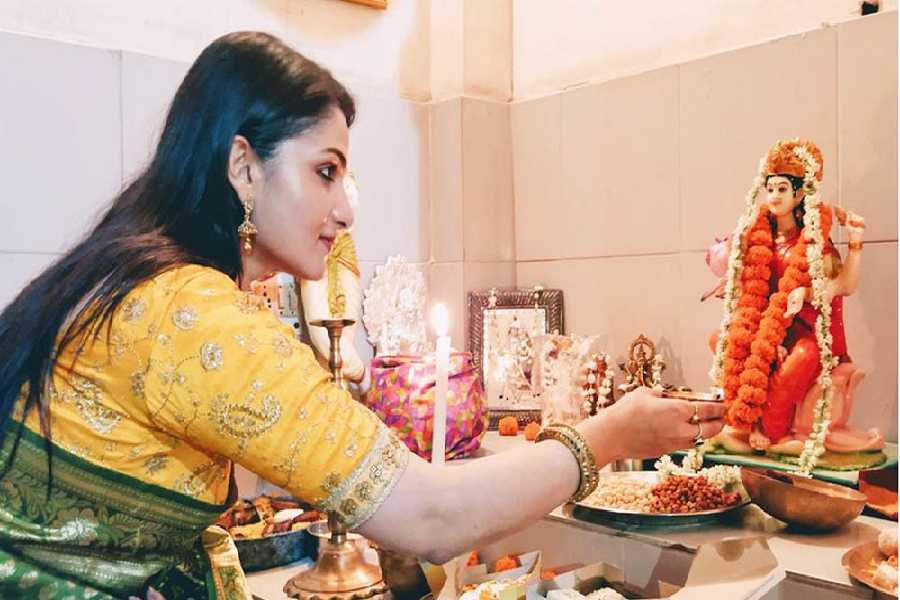  লক্ষ্মীপুজোর দিন আলমারিতে সযত্নে তুলে রাখা বেনারসি শাড়িটিও কিন্তু বার করতে পারেন।