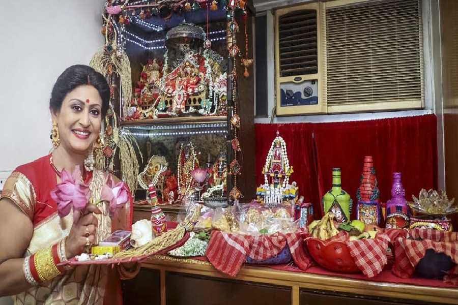 লক্ষ্মীপুজোয় অনেকেরই প্রথম পছন্দ শাড়ি।