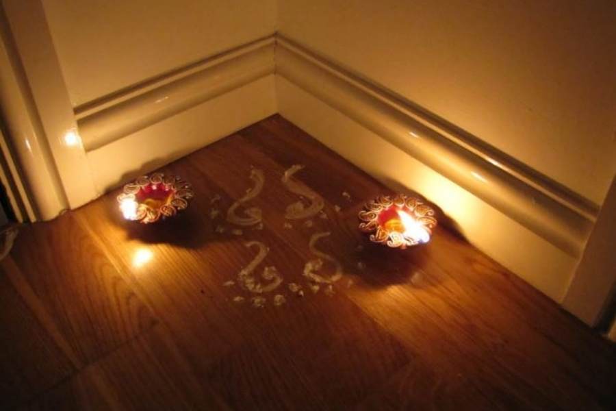 ঘরের মূল দরজা দিয়েই মা লক্ষ্মী প্রবেশ করেন বলে ধরা হয়। তাই দরজায় শুভ চিহ্ন রাখাই শ্রেয়।