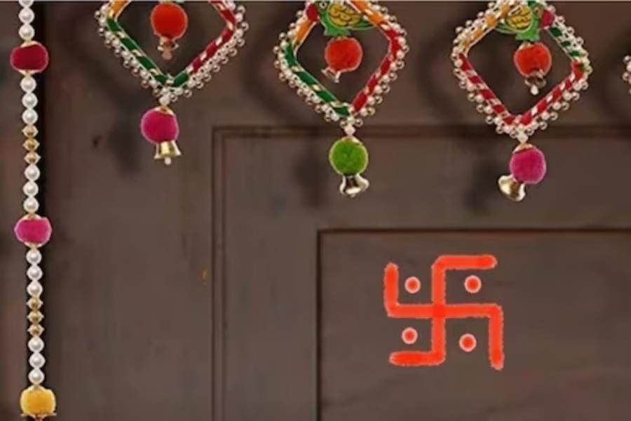 জ্যোতিষীদের মতে, বাড়ির মূল দরজায় স্বস্তিক, ওম বা গণেশ ঠাকুর-সহ নানা শুভ চিহ্ন রাখলে বাড়িতে ঈশ্বরের কৃপা বজায় থাকে।
