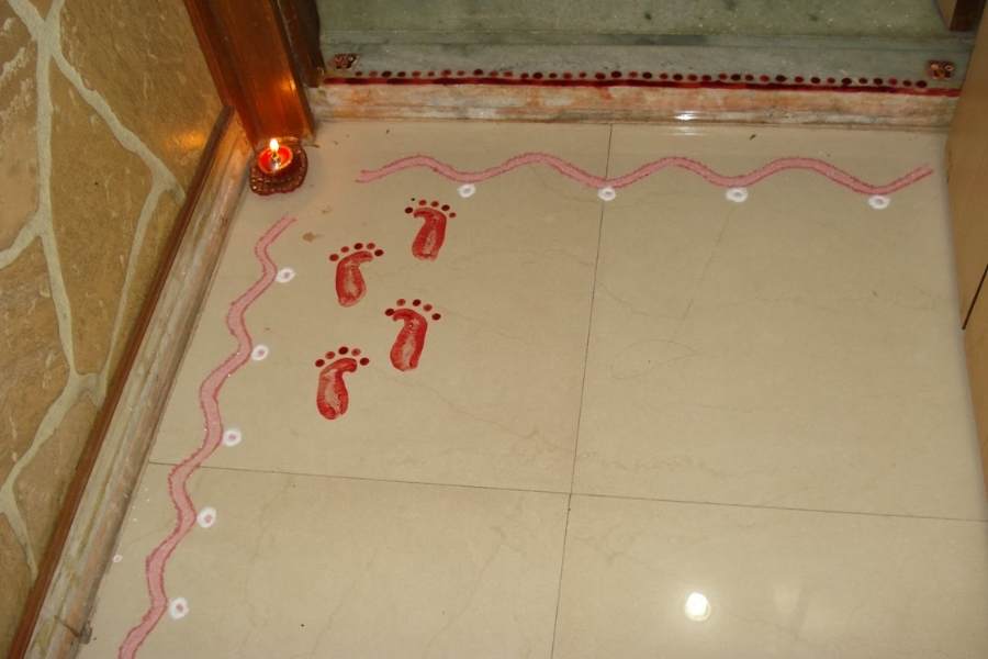 একই ভাবে মূল দরজায় মা লক্ষ্মীর পায়ের চিহ্ন রাখলে সংসারে সুখ ও সমৃদ্ধি আসবে বলেই মনে করেন জ্যোতিষীরা। 
