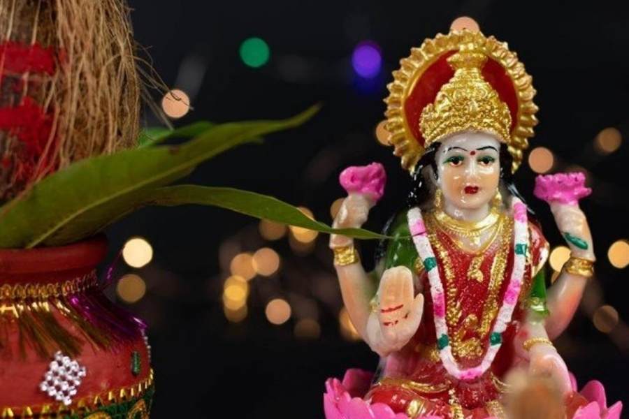 এই পায়ের ছাপ ঘরের নেতিবাচক শক্তিকে নষ্ট করে দেয় বলে ধারণা জ্যোতিষীদের।