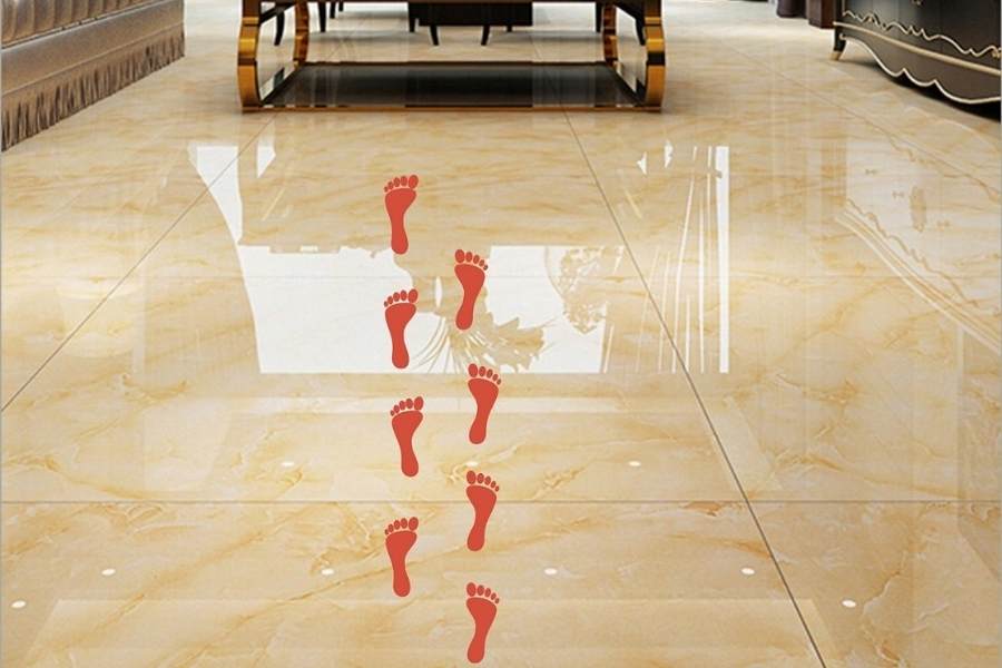 দরজার নীচে মা লক্ষ্মীর পায়ের চিহ্ন রাখা সবথেকে শুভ লক্ষণ ধরা হয়। একইসঙ্গে, বাড়ির প্রবেশ দ্বার সব সময়ে পরিষ্কার পরিচ্ছন্নও রাখা উচিত।