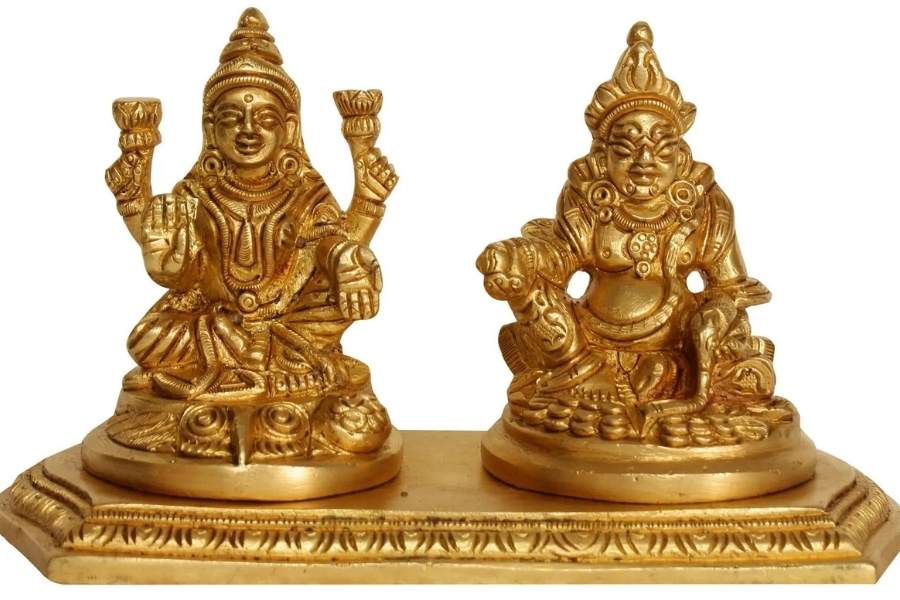 জ্যোতিষশাস্ত্র অনুসারে, মা লক্ষ্মীর আশীর্বাদ পেতে হলে বাড়ির প্রবেশদ্বারে লক্ষ্মীর মূর্তির সঙ্গে কুবেরের ছবিও লাগানো যেতে পারে। 