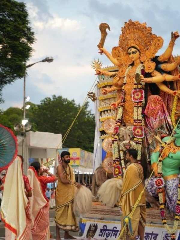 প্রতি বছরের মতো এবারেও রেড রোডে অনুষ্ঠিত হলো দুর্গা পুজো কার্নিভাল ২০২২। শহরের নাম করা পুজোগুলির সঙ্গে সব মিলিয়ে ৯৪টি ক্লাব এই বছর এই কার্নিভালে অংশগ্রহণ করেছিল। দেখে নিন এক ঝলকে কেমন ছিল এই বারের  কার্নিভাল। 