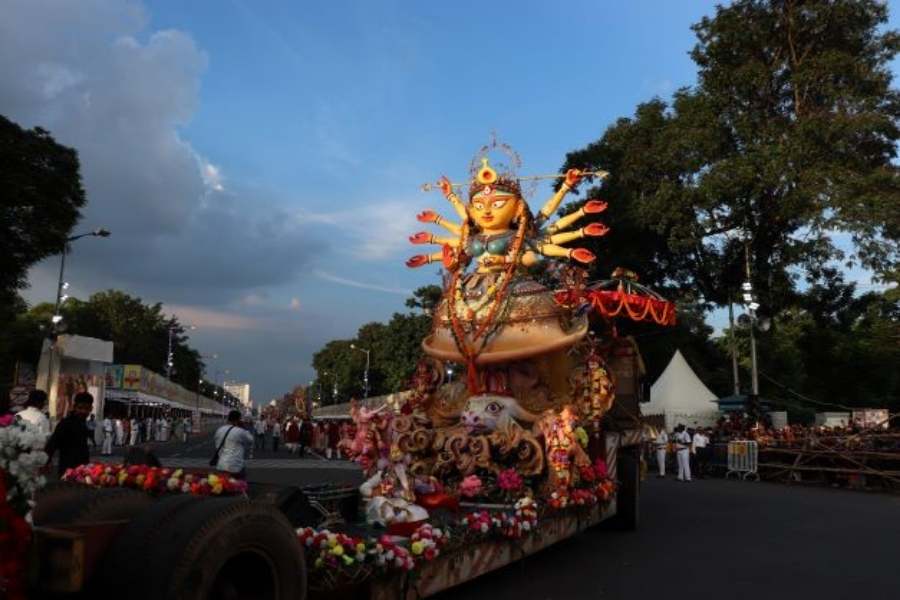 গোধূলি বেলার আলো আঁধারিতেও উজ্জ্বল মাতৃ মূর্তি।