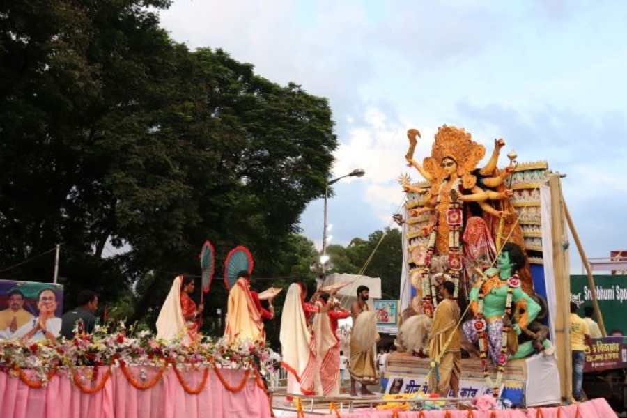 ত্রয়োদশীর সন্ধ্যায় রেড রোডে প্রকাশ পেল দেবী মূর্তির নানা রূপ।