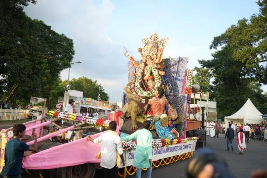 রাত ভর জেগে সেজে উঠেছে শহরের সেরা ক্লাব গুলির ট্যাবলো।  