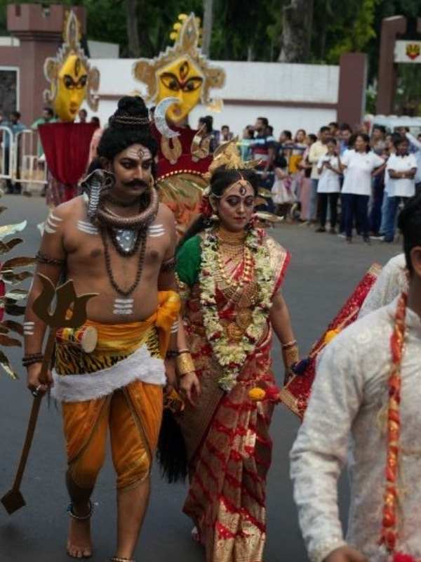  অনুষ্ঠানের মধ্যে এক ঝলকে মর্ত‍্যের শিব-পার্বতী। 