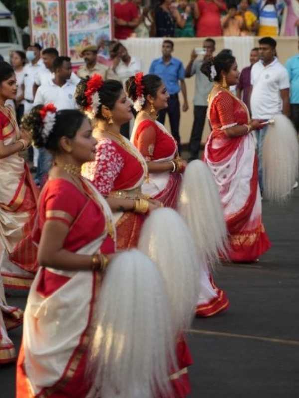 রেড রোডে সাবেকিয়ানার স্পর্শে নৃত্য পরিবেশনায় বাংলার অপরূপারা। 