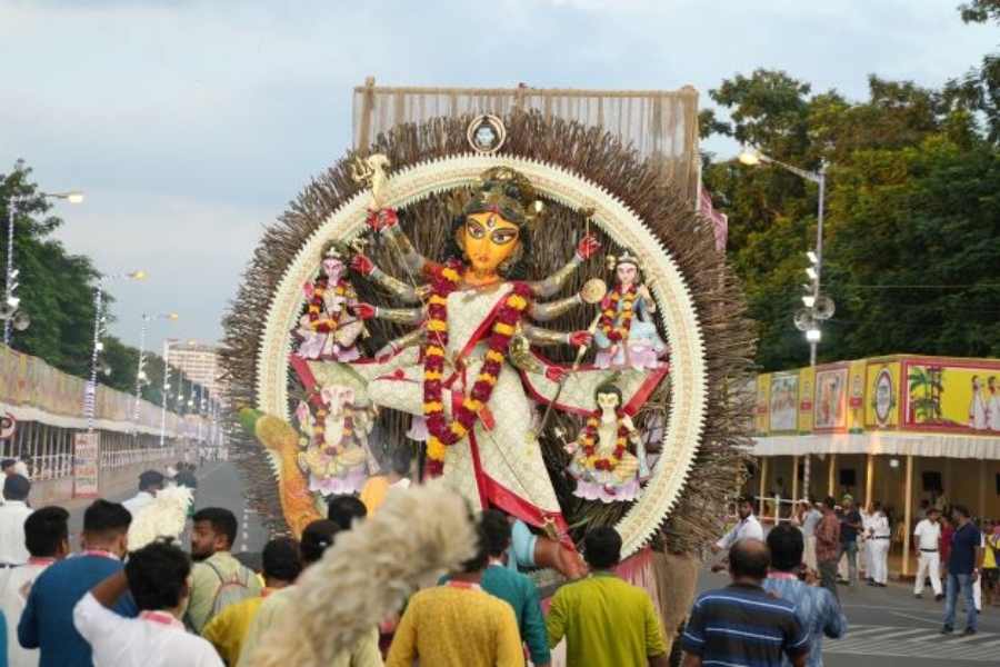 সাবেকি দেবী মূর্তির পাশাপাশি শিল্পীর চোখে দেখা আধুনিকতার ছোঁয়ায় গড়ে ওঠা প্রতিমাও ছিল কার্নিভালে। 