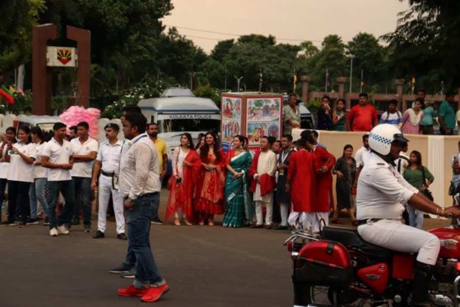 কার্নিভালের প্রস্তুতি পর্বে নানা রঙে সেজে অপেক্ষারত বিভিন্ন ক্লাবের সদস্য সদস্যারা।