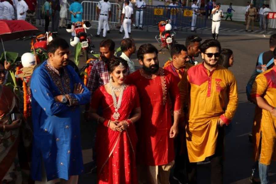  উপস্থিত ছিলেন রাজ্যের মন্ত্রী সুজিত বসু, অভিনেতা অঙ্কুশ, অভিনেত্রী ঐন্দ্রিলা সহ আরও অনেক বিশিষ্ট্য ব্যক্তিত্বরা।