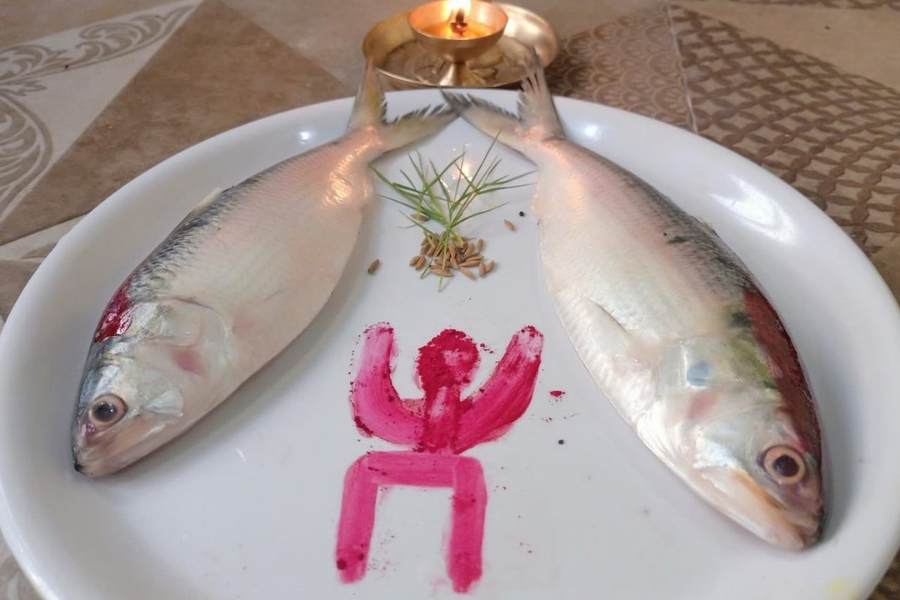 পূর্ববঙ্গীয় রীতিতে কোজাগরী লক্ষ্মীপুজোর ভোগে অনেক বাড়িতেই জোড়া ইলিশ নিবেদন করা হয়। এই দিন ইলিশের পাঁচ পদ রান্না করা হয়। 