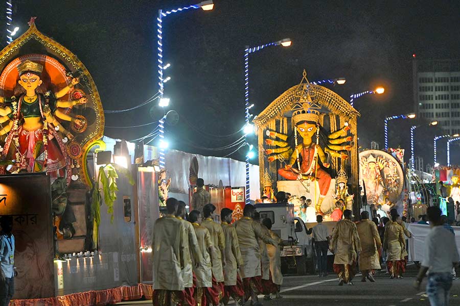 যাত্রা: আলোকোজ্জ্বল রেড রোডের দুর্গাপুজো কার্নিভালে পর পর চলেছে প্রতিমা। শনিবার সন্ধ্যায়। ছবি: স্বাতী চক্রবর্তী