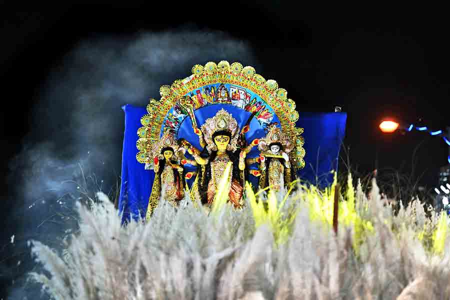 রেড রোডে দুর্গাপুজোর কার্নিভাল। শনিবার। ছবি: সুমন বল্লভ