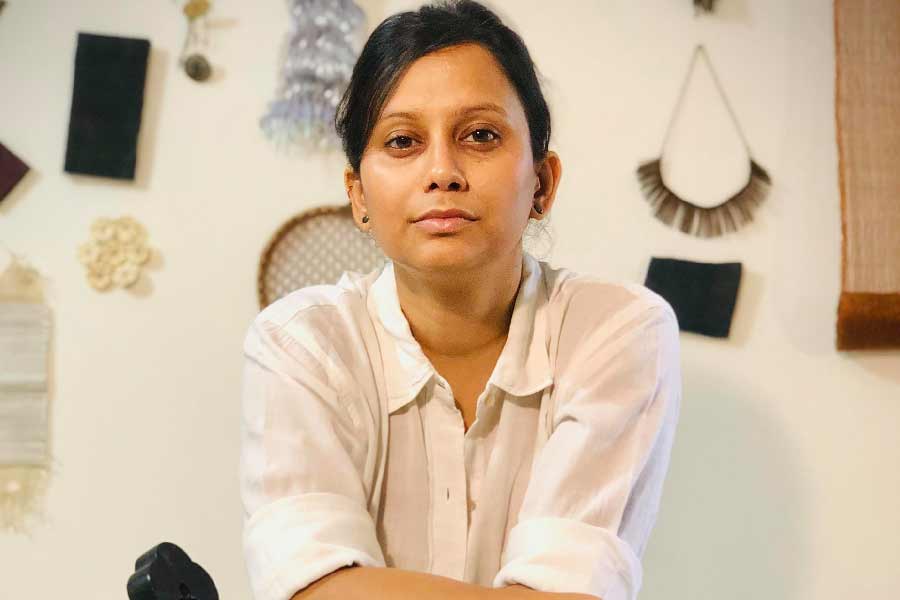 ‘বর্জ্যের যুগ’-এ বাস করছি আমরা। বিজ্ঞানীদের এই কথাটা খুব একটা ভুল নয়। প্রমাণ মিলেছে পরিসংখ্যানে। বিশ্বব্যাঙ্কের রিপোর্ট বলছে, প্রতি বছর গোটা দুনিয়ায় ২০১ কোটি টন বর্জ্য উৎপন্ন হয়। এ বার এই বর্জ্য যদি পুনর্ব্যবহারযোগ্য করে তোলা যায়? তা হলে কিন্তু অনেক সমস্যার সমাধান হবে।