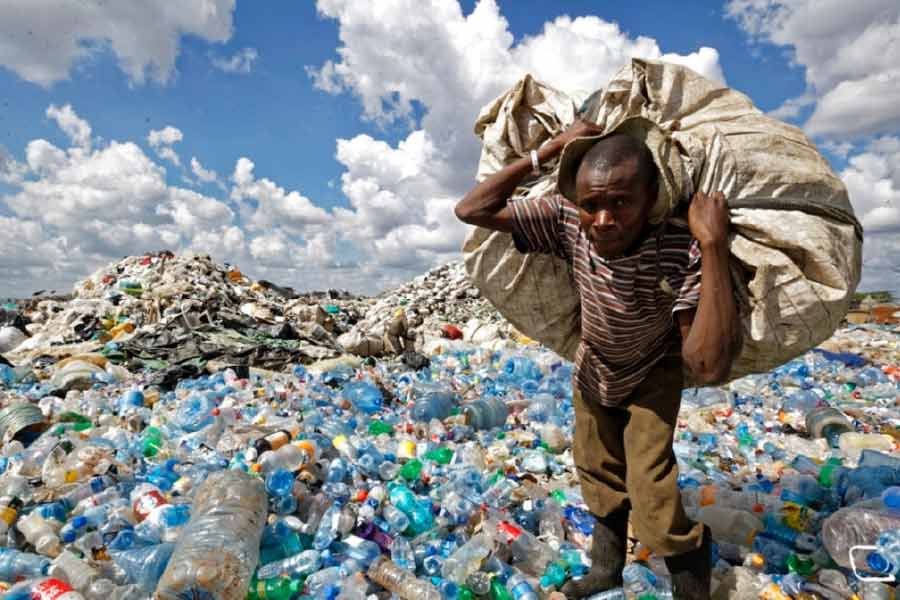 প্রত্যেক মানুষ দিনে ০.১১ কেজি থেকে ৪.৫৪ কেজি বর্জ্য উৎপাদন করে। এই পরিমাণ আবার নির্ভর করে মানুষের অর্থনৈতিক অবস্থা উপর। যিনি যত ধনী, তিনি তত পরিমাণ বর্জ্য রোজ উৎপাদন করেন।