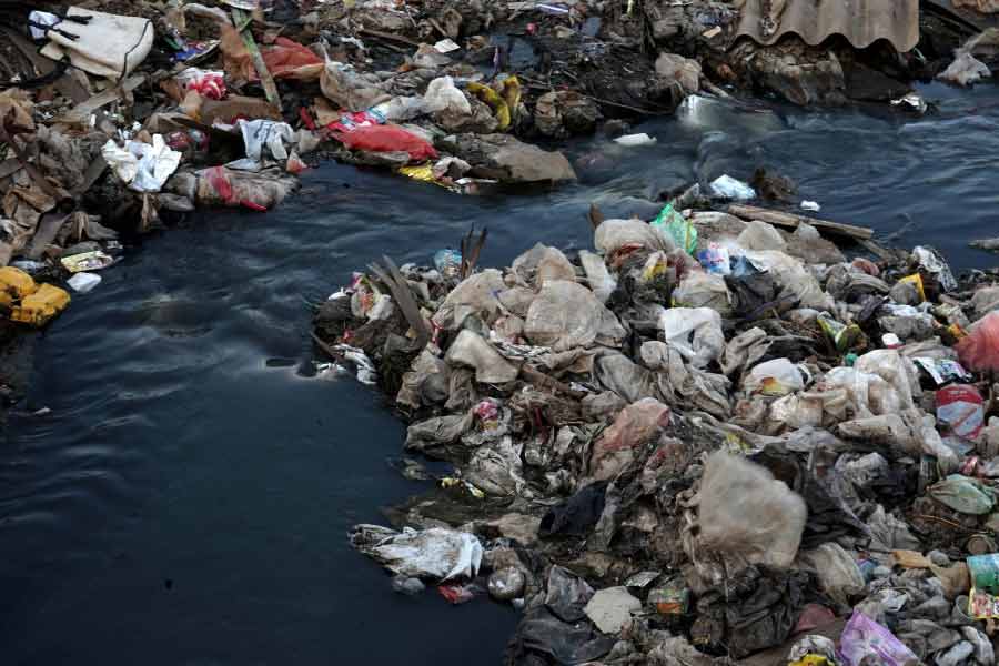 দিল্লি হোক বা গাজিপুর, মুম্বই হোক বা বদলাপুর, ভারতে যে কোনও শহরেই ঘুরলে দেখা যাবে ১০ থেকে ৩০ মিটার দীর্ঘ আবর্জনার পাহাড় গড়ে উঠেছে। দুর্গন্ধ ছড়াচ্ছে গোটা শহরে। বাড়ছে রোগ।