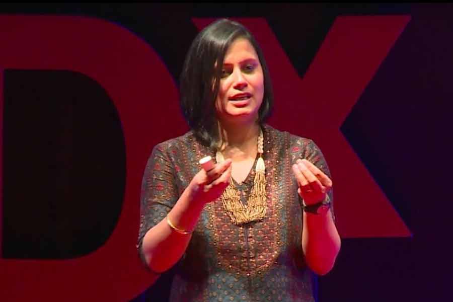 এ সবই ভাবিয়েছিল নয়ডার শুভি সাচানকে। পেশায় টেক্সটাইল ডিজাইনার। তাঁর মনে হয়েছিল, অনেক বর্জ্যই ফের তুলে এনে ব্যবহারের উপযোগী করা যায়। তা দিয়ে ঘর সাজানো যায় বা কোনও কাজেও ব্যবহার করা যায়। সেই কাজটিই করেছিলেন শুভি।