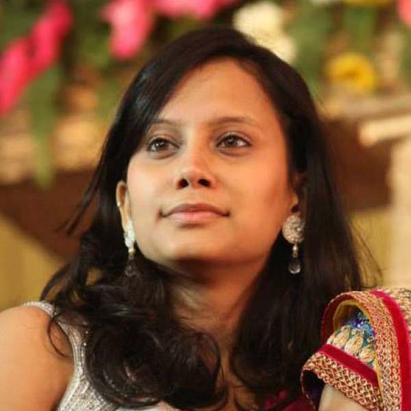 শুভির কথায়, ‘‘অনেকেই বোঝেন না, ফেলে দেওয়া অনেক কিছুই ফের তুলে এনে ব্যবহার করা যায়। খুব কম খরচেই এগুলো পুনর্ব্যবহারযোগ্য করে তোলা যায়। শুধু কল্পনাশক্তি এবং ইচ্ছাশক্তি দরকার।’’