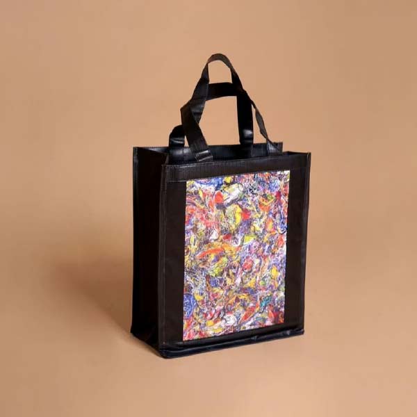 নিজের সৃজনশীলতা দিয়ে সে সব পুরনো, ভাঙা জিনিসপত্রকে নতুন রূপ দেন শুভি। নিজের লাইব্রেরিতে রেখে দেন পুরনো থেকে গড়া নতুন সে সব জিনিস। কেউ চাইলে রূপান্তরের ‘আইডিয়া’-ও তিনি বিক্রি করেন।