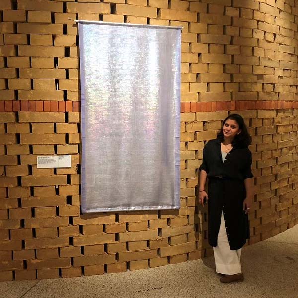 সে সব দেখার পর অনেকেরই খুব ভাল লাগে। তাঁরা শুভির পরামর্শ নিতে আসেন। তালিকায় থাকেন কলা বিভাগ এবং স্থাপত্য শিল্পের পড়ুয়া, ইঞ্জিনিয়ার, স্থপতি, গয়নার নকশাকাররা। এর পর তাঁরাও সেই বর্জ্য দিয়ে নতুন জিনিস তৈরির চেষ্টা করেন।