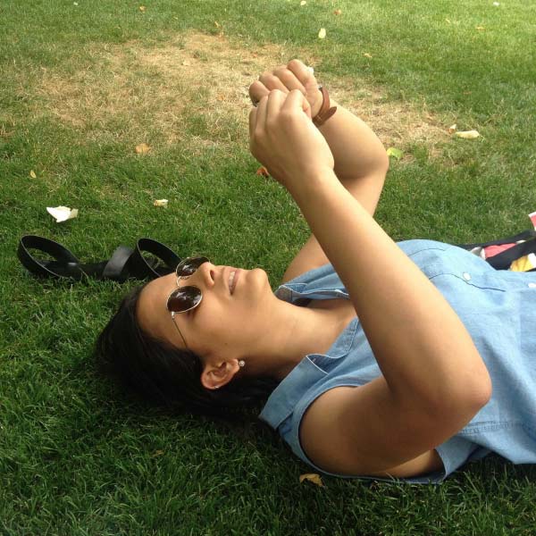 আরও একটি ফেলে দেওয়া জিনিসকেও পুনর্ব্যবহারযোগ্য করে তুলেছেন শুভি। এমনিতে পুরনো তামা, ইস্পাত, ব্রোঞ্জের হাড়ি, কড়াই ফেলে দেন মহিলারা। অনেকে আবার সামান্য কিছু টাকার বিনিময়ে তা বিক্রি করে দেন কোনও বাসন বিক্রেতা বা পুরনো জিনিস সংগ্রাহকের কাছে। কিন্তু কলকারখানায় লক্ষ লক্ষ কিলো তামা, ইস্পাত, ব্রোঞ্জ ফেলে দেওয়া হয়। সেগুলি তুলে এনে ধাতব পাতে পরিণত করেছেন শুভি। সেই দিয়ে নানা জিনিস তৈরির পরিকল্পনা রয়েছে।