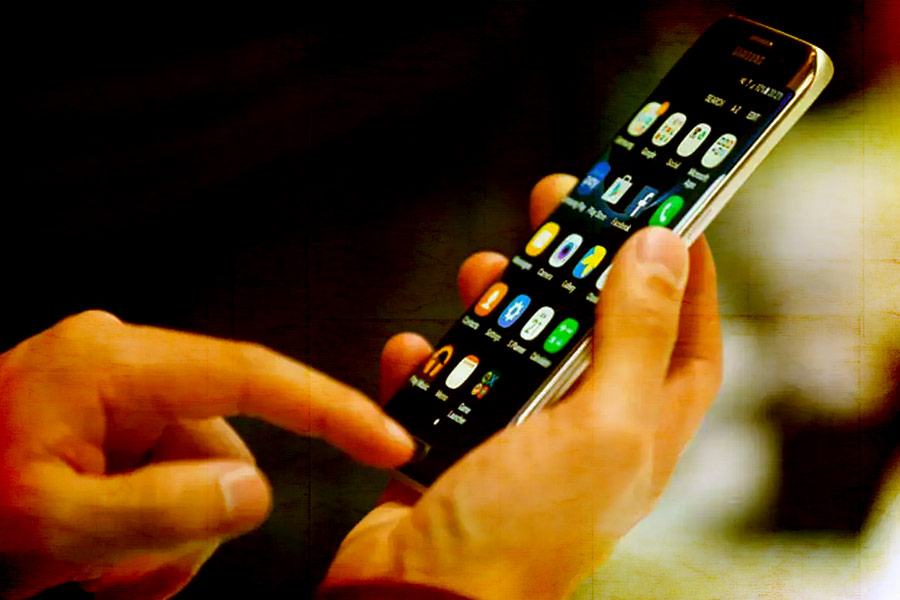 ফোনে বান্ধবী এবং তাঁর মায়ের ‘আপত্তিকর’ কোনও ছবি ছিল কি না, সে দিকেই আপাতত নজর তদন্তকারীদের। ‘আপত্তিকর’ ছবি দেখিয়ে অয়ন ক্রমাগত ব্ল্যাকমেল করতেন কি না, তা-ও খতিয়ে দেখতে চাইছেন তদন্তকারীরা। 