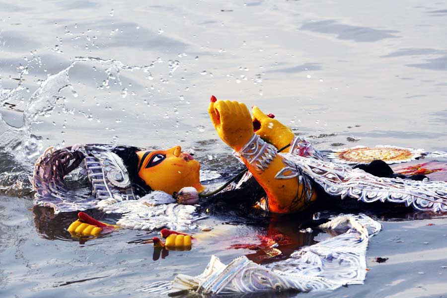 পাশাপাশি, দশমীর দিন রাত সাড়ে ৯টা নাগাদ অয়ন বান্ধবীর বাড়িতে পৌঁছেছিলেন দাবি করলেও পুলিশের দাবি, অয়ন সেখানে পৌঁছন রাত ১১টা নাগাদ। পুলিশ সূত্রে এ-ও জানা গিয়েছে, দশমীর রাতে বান্ধবীর সঙ্গে দেখা করবে বলে বাড়ি থেকে বেরিয়ে যান অয়ন।