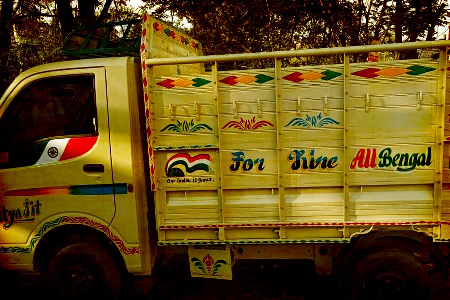 অয়নের বান্ধবীর ভাইদের সঙ্গে যোগসাজশ করে অয়নের মৃতদেহ পাচার করার জন্য ভাড়া করা হয় একটি পণ্যবাহী গাড়ি। এর পরই মৃতদেহ নিয়ে গিয়ে মগরাহাটের করিমাবাদে ফেলে দেওয়া হয়। পরে সেখান থেকেই পুলিশ অয়নের মৃতদেহ উদ্ধার করে।