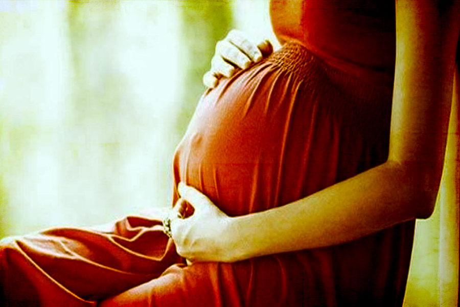 এর মধ্যে অয়নের মা দাবি করেন, তাঁদের বাড়ি এসে অয়নের বান্ধবী দাবি করেন, তিনি অন্তঃসত্ত্বা। অয়নের বান্ধবীর ব্যবহারে কিছু অস্বাভাবিকতাও লক্ষ্য করেছিলেন বলে দাবি করেন অয়নের মা।