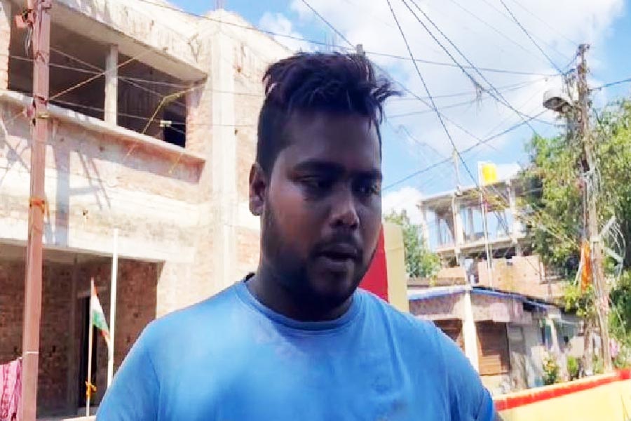 অয়নের বন্ধু রাজু প্রামাণিক ওরফে টাবলু দাবি করেন, খুন হওয়ার আগে তাঁকে ফোন করে কাঁদো কাঁদো গলায় অয়ন জানিয়েছিলেন, বান্ধবীর মা বুকে ঘুষি মেরেছে, ব্যথা করছে। 