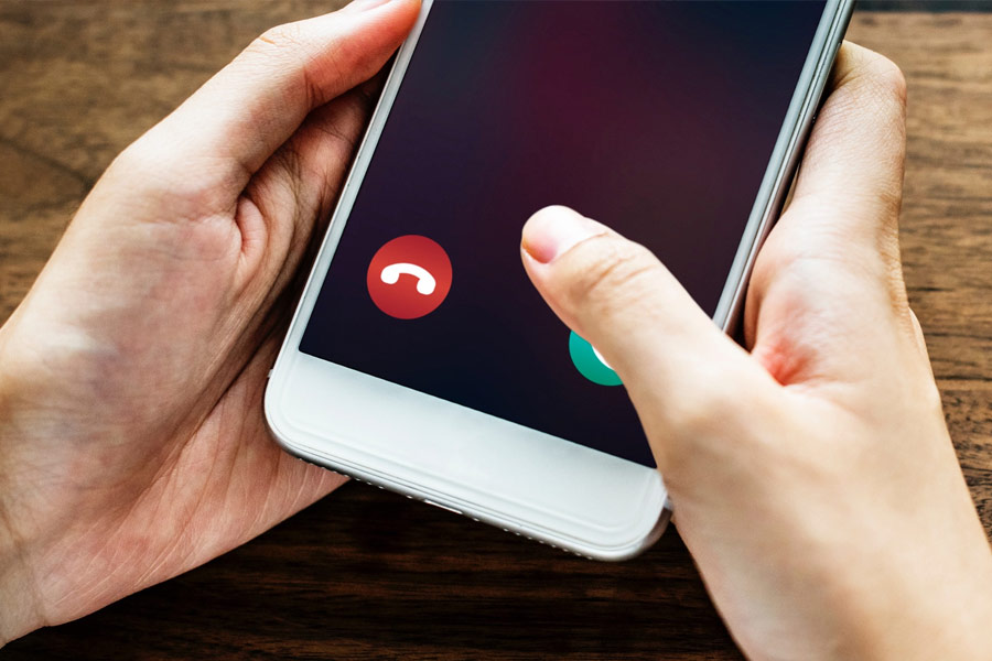 রাজুর আরও দাবি, বান্ধবীর মা-ই ডেকে পাঠিয়েছিলেন অয়নকে। রাজুর কথায়, ‘‘বান্ধবীর মা ডেকে পাঠানোয় দশমীর দিন রাত সাড়ে ৯টা নাগাদ অয়ন বান্ধবীর বাড়িতে পৌঁছয়। যাওয়ার আগে আমাকে দায়িত্ব দিয়ে যায় বান্ধবীর বাবা বাড়ির দিকে আসছে কি না, তা দেখে জানানোর। এর পর বান্ধবীর বাড়ি থেকে বার বার আমাকে ফোন করেছিল অয়ন।’’