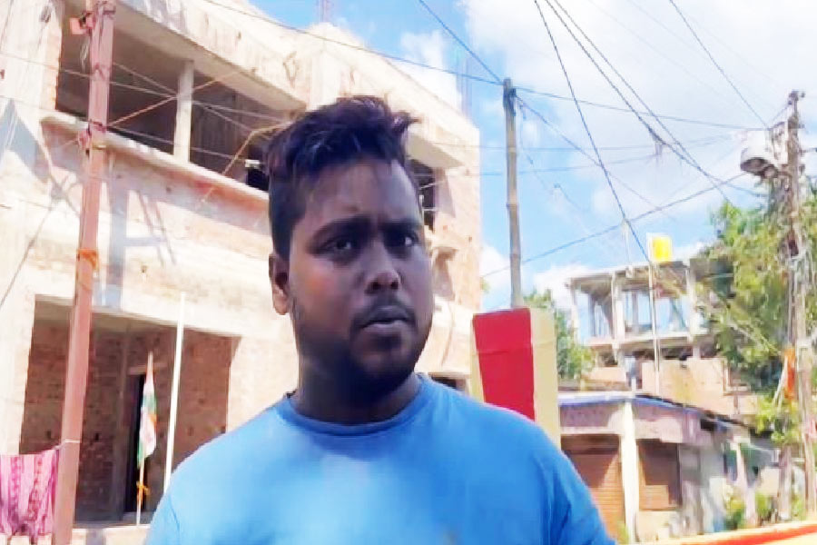 রাজু বলেন, ‘‘আমাকে পাহারা দিতে বলে অয়ন ওর বান্ধবীর বাড়িতে গিয়েছিল। মাঝেমাঝেই আমাকে ফোন করে জানছিল, বান্ধবীর বাবা বাড়ির দিকে আসছে কি না। রাত দেড়টা নাগাদ ফোন করে‌ অয়ন বলে, ‘ওর (বান্ধবীর) মা বুকে ঘুষি মেরেছে। বুকে ব্যথা করছে।’’’