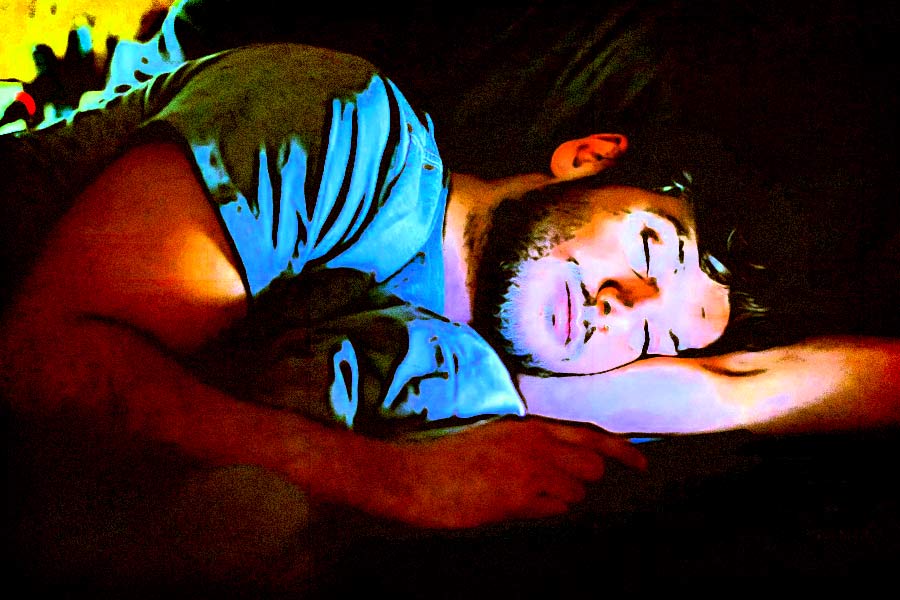 রাজু জানিয়েছেন, এর পর সব বন্ধু মিলে বান্ধবীর বাড়ি থেকে তাঁকে উদ্ধার করে নিয়ে আসার কথা বললে অয়ন আসতে বারণ করেন। এর পর রাজু ঘুমিয়ে যান। পরের দিন সকালে অয়নের নিখোঁজ হওয়ার খবর পেয়ে তিনি অয়নের বাড়িতে পৌঁছন। গিয়ে দেখেন অয়নের বান্ধবীও সেখানে উপস্থিত।