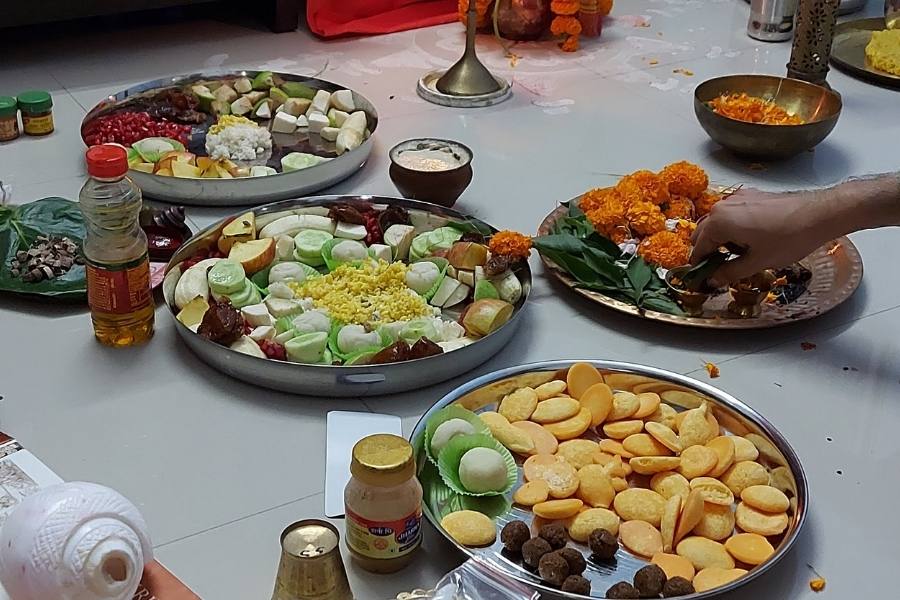 এবার আসা যাক প্রসাদ প্রসঙ্গে। জানা যায়, পুজোর পর ঠাকুর ঘর বা মন্দিরের দক্ষিণ দিকে প্রসাদ অর্পণ করা হয়। ফল প্রসাদের পাশাপাশি চিড়ে এবং নারকেল লক্ষ্মী পুজোয় আবশ্যিক৷ বাড়ির তৈরি নারকেল, খই ইত্যাদির নাড়ু দেওয়া হয় নৈবেদ্য হিসাবে।