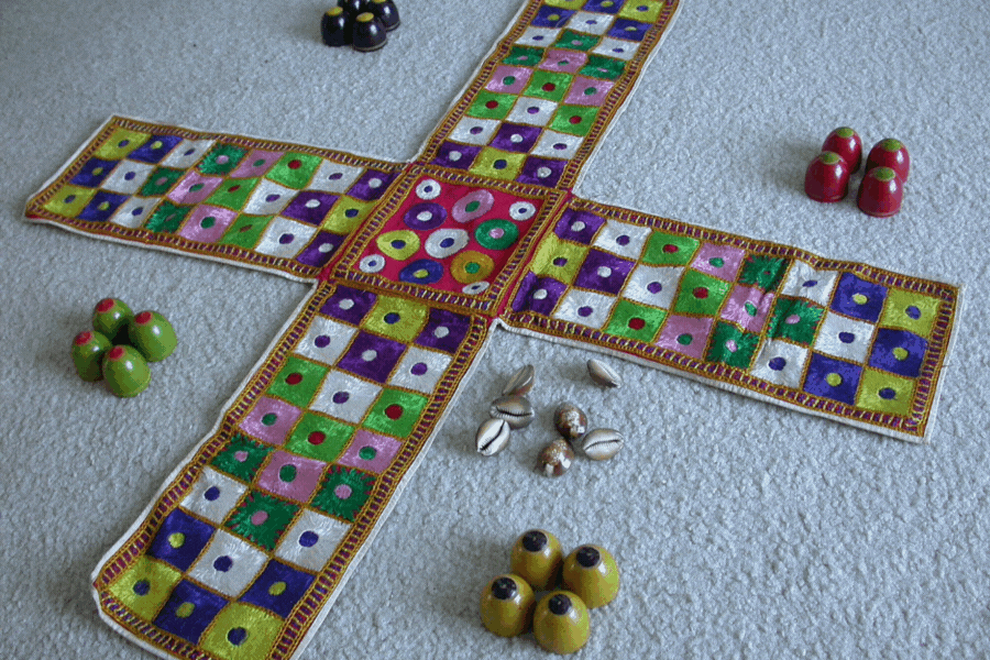 এই পুজোর অন্য একটি রীতি হল, পুজো শেষ হওয়ার পর সারা রাত পাশা খেলা হয়।