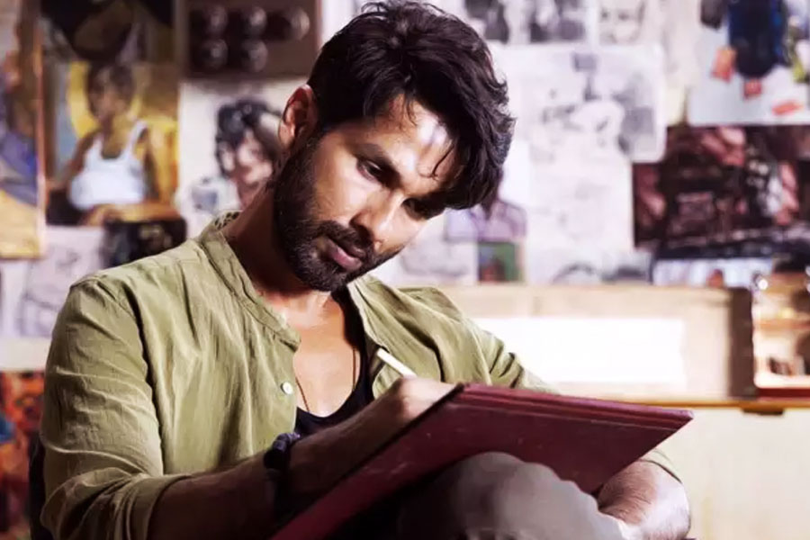 ‘ফরজি’ ওয়েব সিরিজের মাধ্যমে ওটিটি প্ল্যাটফর্মে এই প্রথম বার দেখা যাবে বলিউডের ‘চকলেট বয়’ শাহিদ কপূরকে। তাঁর সঙ্গে অভিনয় করতে দেখা যাবে জনপ্রিয় দক্ষিণী অভিনেতা বিজয় সেতুপতিকেও। সংবাদ সংস্থা সূত্রের খবর, অ্যামাজ়ন প্রাইম ভিডিয়ো ওটিটি প্ল্যাটফর্মে খুব শীঘ্রই মুক্তি পেতে চলেছে।