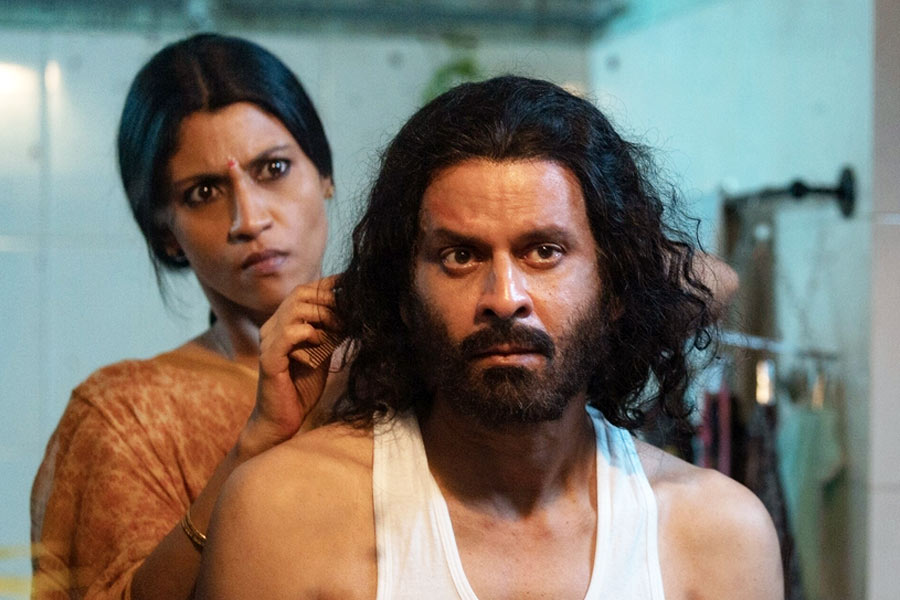 শুধু ‘দ্য ফ্যামিলি ম্যান’-এই নয়, মনোজ বাজপেয়ীকে দেখা যাবে আরও একটি ওয়েব সিরিজ়েও। ‘স্যুপ’ ওয়েব সিরিজ়ে কঙ্কনা সেনশর্মার সঙ্গে জুটি বাঁধতে দেখা যাবে অভিনেতাকে। 