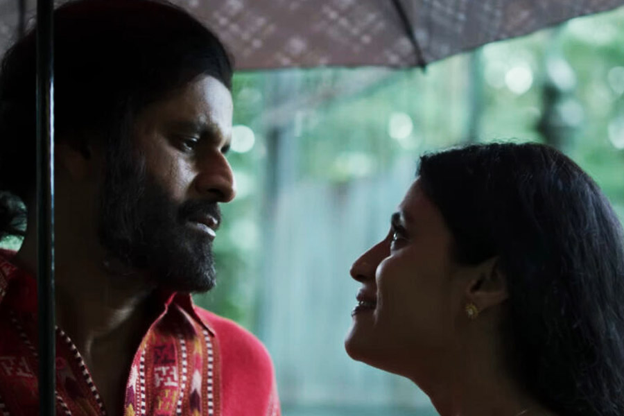 ইতিমধ্যেই এই থ্রিলার ওয়েব সিরিজের প্রথম ঝলক প্রকাশ্যে আসায় দর্শকমহল মুক্তির আশায় দিন গুনছে। খুব শীঘ্রই এই সিরিজ়টি ‘নেটফ্লিক্স’-এ মুক্তি পেতে চলেছে।