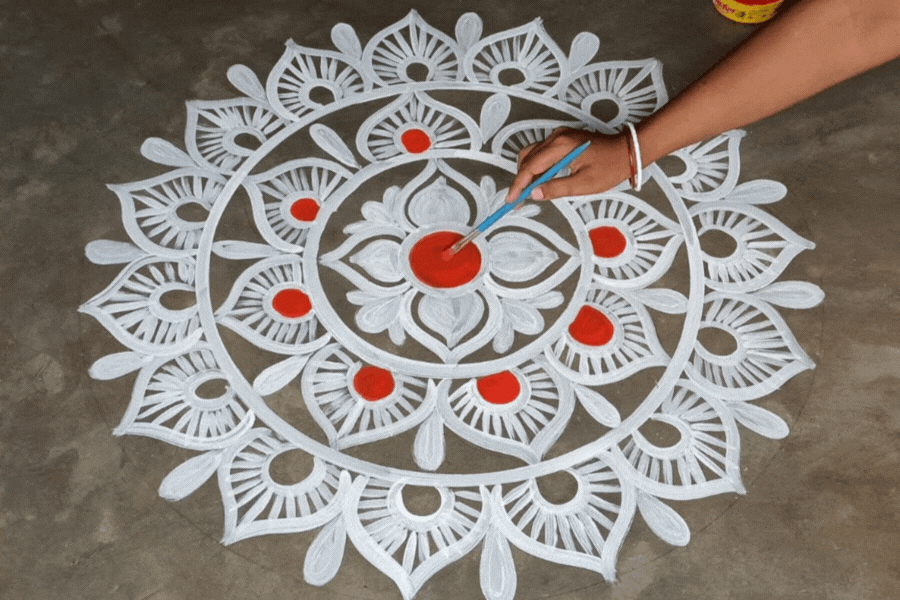 দোরে দোরে মা লক্ষ্মীর পায়ের আলপনা দেওয়া আবশ্যিক। আলপনায় আঁকা হয় মা লক্ষ্মীর পদ চিহ্ন। লক্ষ্মী দেবীর ১০৮ নাম জপ করা শুভ বলে মনে করা হয় এবং লক্ষ্মী পাঁচালি পড়া আবশ্যিক।  