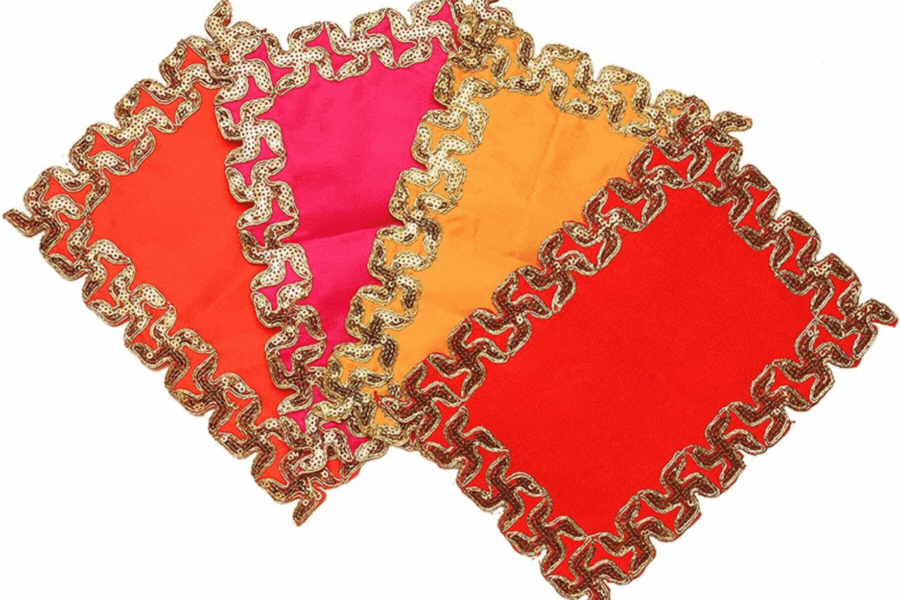 আসনে সাদা বা কালো কাপড় এড়িয়ে চলুন। পরিবর্তে ব্যবহার করুন লাল অথবা গোলাপি রঙের আসন। শ্রী লক্ষ্মী অধিক শব্দ পছন্দ করেন না। তাই ঢাক, ঢোল, কাঁসর, ঘন্টা এ ধরনের বাদ্যি বাজানো যায় না। মা লক্ষ্মীর ঘটের সামনে কড়ি রেখে পুজো করা হয়।  