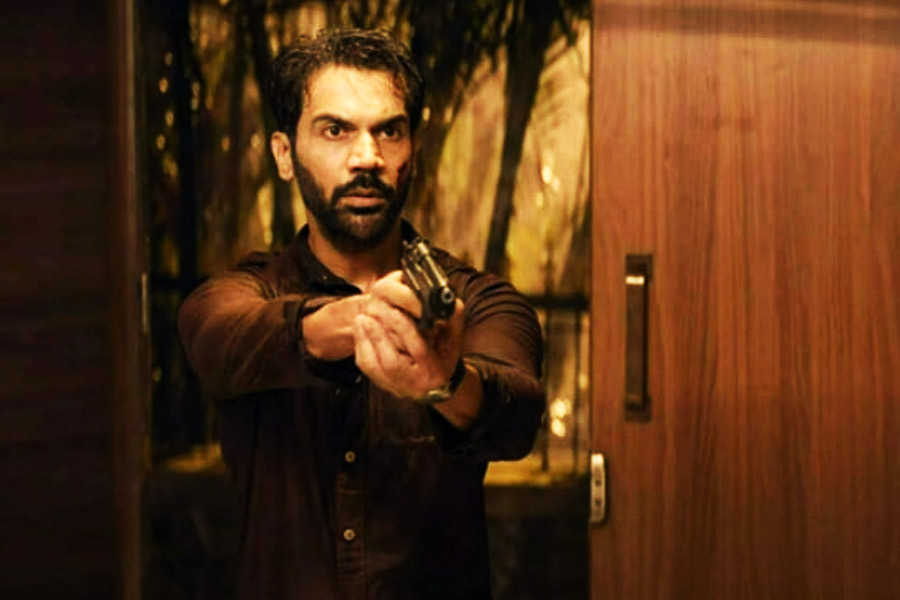 খুব শীঘ্রই ‘নেটফ্লিক্স’-এ নতুন ক্রাইম ওয়েব সিরিজ় নিয়ে আসছেন রাজকুমার রাও। ‘গানস্ অ্যান্ড গুলাবস্’ সিরিজ়ে রাজকুমারের সঙ্গে দেখা যাবে গুলশন দেভাইহা, আদর্শ গৌরব এবং দক্ষিণী অভিনেতা দুলকের সলমনকেও।