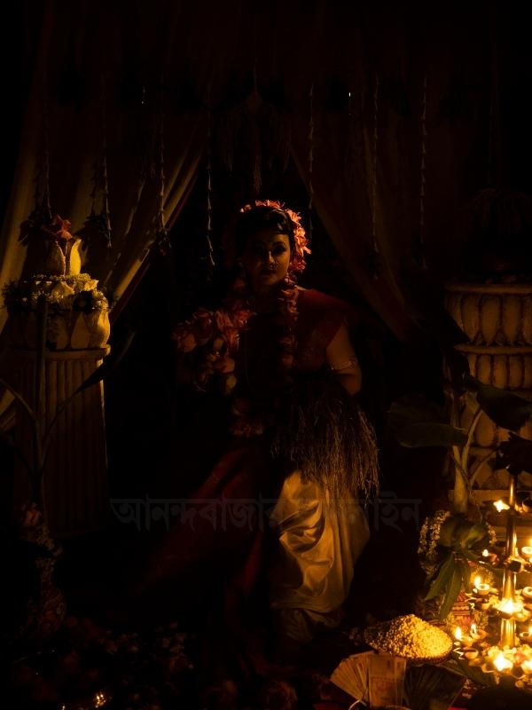 কপালে ঢেউ খেলানো কেশবিন্যাস। মাথার মুকুটে, গলার হারে প্রস্ফুটিত পদ্ম। চোখে মা লক্ষ্মীর শান্ত, কোমল ভাব। মুখে স্মিত হাসি। কোজাগরীর সকালে এ ভাবেই উদ্ভাসিত হলেন  শ্রীলেখা।